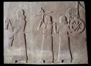 Művészet Mezopotámia (Asszíria): II. Sargon (Kr. e. 721-705) asszír király palotájának udvara, a szitulákat és a király szekerét szállító szolgák. Párizs, Musee du Louvre alkotó: Assyrian