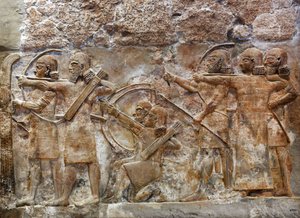Az asszír hadsereg íjászok meghódítanak egy megerősített várost, dombormű Nimrudból, ie 865 körül alkotó: Assyrian