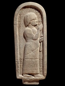 Si Gabbor holdisten papjának bazalt temetési sztéléje. arám sírfelirat. Kr.e. 7. század. Szíriából. Párizs, Louvre Múzeum alkotó: Assyrian