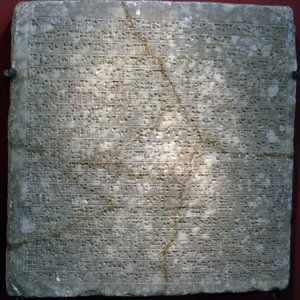 Ékírással vésett alabástromtábla II. Sargon (vagy Sharroukin, asszír király i.e. 722–705) erődjéből Dur Sharrukinban (ma Khorsabad, Irak). Asszír művészet, ókor, Kr.e. 8. század. Állami Ermitázs, Szent Péter alkotó: Assyrian