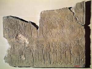 Háborús foglyok menetét ábrázoló dombormű töredéke, Assurbanipal ninivei palotájából (kő) alkotó: Assyrian