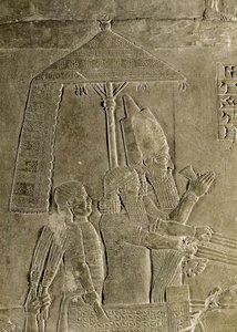 Assurbanipal király (Kr. e. 669-626) szekerét ábrázoló relief, a baldachin részlete, Assurbanipal palotájából Ninivében (kő). alkotó: Assyrian