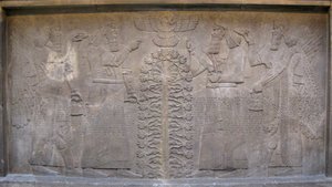 Dombormű két Ashurnasirpal, szárnyas mitológiai lények és Ashur isten figurájával, az Életfa előtt, ie 885-860 alkotó: Assyrian