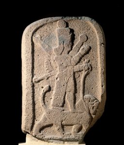 Sztélé, amely Arbeles Istar istennőjét ábrázolja, aki oroszlánt tart. Bazaltdombormű az újasszír időszakból (Kr. e. 1000-612) Kr. e. 8. század. Párizs, Louvre Múzeum alkotó: Assyrian