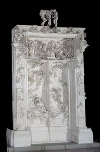 A pokol kapuja. A vakolat magas domborműve legyőzi az árnyékok csoportját alkotó: Auguste Rodin