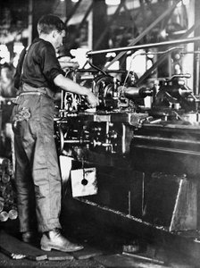 Egy kereskedő kagylóhüvelyeket készít egy Walsh Island-i malomban, Newcastle, New South Wales, 1916 körül alkotó: Australian Photographer
