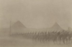 Ausztrál gyalogság menet közben egy porviharban, amelyet Egyiptomban Khamseenként ismernek, 1915 alkotó: Australian Photographer