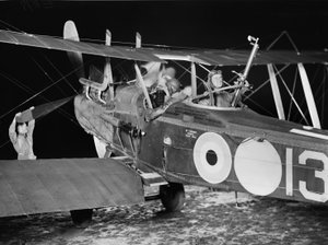 Stanley George Brearley hadnagy, pilóta és Robert Harold Taylor hadnagy, megfigyelő, a Royal Flying Corps (RFC) 69-es osztaga (Ausztrália), éjszakai bombázásra indulnak a hektárból. alkotó: Australian Photographer