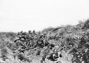 A. V. Sedgwick MC hadnagy és néhány csapata a 24. zászlóaljból, akik a Mont St Quentin tüzérségi zárótűz felemelésére várnak, néhány perccel az árokból való kimozdulás előtt lefényképezték. alkotó: Australian Photographer