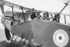 Brown hadnagy (balra) és G Finlay hadnagy (jobbra), az Australian Flying Corps tagja egy Bristol Fighter gépben, kb. 1917 decembere alkotó: Australian Photographer