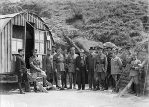 M. Georges Benjamin Clemenceau, a francia miniszterelnök látogatása a 4. osztálynál, egyszeri látogatás az ausztrál fronton, 1918. július 7. alkotó: Australian Photographer
