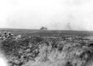 Megfigyelők (a bal oldalon), ahogy az ausztrál tüzérség a Hindenburg-vonalon 1917. május 27-én a németek ágyúzását figyeli alkotó: Australian Photographer