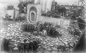 Tengerészek tolonganak az ausztrál miniszterelnök, Hon William Morris (Billy) Hughes körül, amint beszédet mond nekik a HMAS Australia fedélzetén az angliai Devonban található hajógyárban, 1916. május 21. alkotó: Australian Photographer