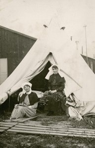 Eleanor Wibmer Jeffries nővér és Nellie Constance Morrice nővér (jobbra) a 3. számú ausztrál Általános Kórház sátra előtt a Somme partjáról szedett virágokkal, kb. 1917. június (bw fotó alkotó: Australian Photographer
