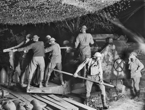 A 2. Australian Siege Battery (55. Australian Siege Artillery Battery) egy 9,2 hüvelykes Howitzeren dolgozott gázálarcokban a Voormezeele-i támadás során, 1917. szeptember 15. alkotó: Australian Photographer