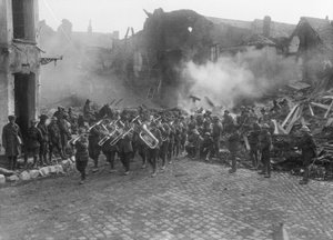 Az 5. ausztrál gyalogdandár bandája, a 19. zászlóalj A Peagam bandmaster őrmester vezetésével, áthalad a Bapaume-i Grande Place-en (Város téren), és a Victoria Marchot játszik, Bapau alkotó: Australian Photographer
