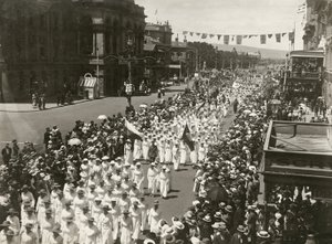 Békenapi felvonulást tartó nők a King William Street mentén, Adelaide, Dél-Ausztrália, 1918. november alkotó: Australian Photographer
