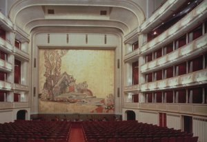 A Bécsi Állami Operaház nézőtere az Orpheus jelenetével, 1945-ben elpusztult, újjáépített és 1955-ben nyitották meg újra alkotó: Austrian Photographer