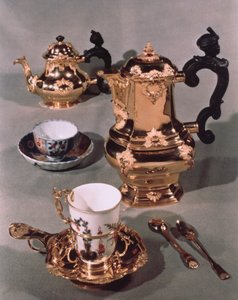 Teáskanna, cukortartó, csokis edény és bögre, egy meisseni reggeliző szolgáltatásból, Domanek, Bécs, 1750 (porcelán és arany)