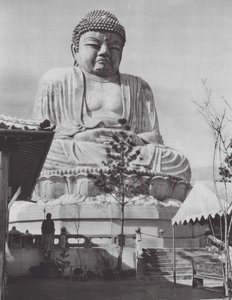Japán: Buddhastatue in Beppu (fekete-fehér fotó)