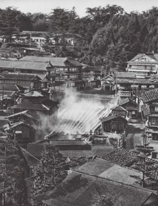 Japán: Kusatsu, kénes források (fekete-fehér fotó)