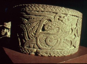 Urna tollas kígyóval alkotó: Aztec