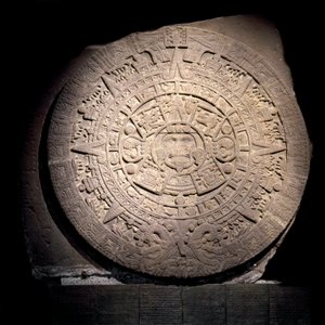 Prekolumbián civilizáció: az azték naptár (Napkő): 3 m átmérőjű kőkorong, amely az azték naptárat és kozmogóniát ábrázolja, Au center est a Nap Tonatiuh istenségét ábrázolja, Tenochtitlanból származik - Mexikóváros, nemzeti antropológiai múzeum.