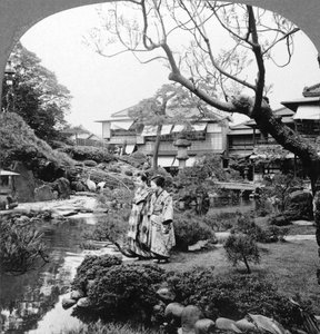 Japán szobalányok a kertben, 1904.