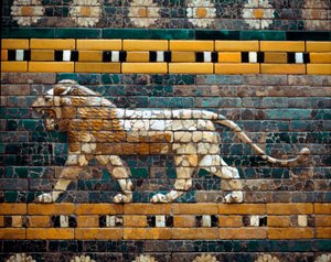 Kilátás a babiloni körmenetek Útjára zománccserépben: oroszlán sétál, Istar szent állata, a háború és a szerelem babiloni istennője. Babilonból (Irak) II. Nabukodonozor király idejében. Kr.e. 580. Pergamon Múzeum, Berlin.