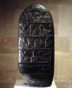 Keleti antikvitás: II. Meli-Sipak (vagy Melishipak) király (Kr. e. 1186-1172) domborműveiből faragott fekete mészkő sztélé (vagy kudurru, földadományozás támogatása) fia, Marduk-apla-iddina javára. Ők képviselik a nagy istenségeket. Su helyéről alkotó: Babylonian