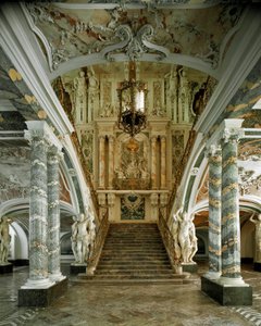 Kilátás az Augustusburg-kastély nagylépcsőjére, amelyet Johann Balthasar Neumann (1687-1753) építész tervezett, Bruhl, Németország