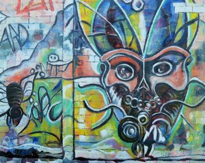 Élénk színekkel festett graffiti szörny