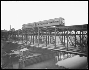 Emelt vonat a Wells Street Bridge-en át, Chicago, Illinois, USA, 1905 körül (f/w fotó) alkotó: Barnes and Crosby