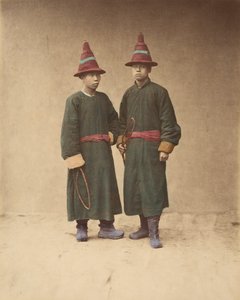 [Két kínai férfi megfelelő hagyományos ruhában], 1870-es évek.