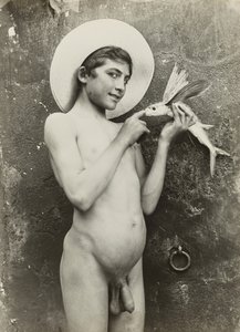 [Fiú halakkal] alkotó: Baron Wilhelm von Gloeden