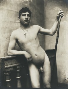[Akt férfi botokkal és feszületes nyaklánccal] alkotó: Baron Wilhelm von Gloeden