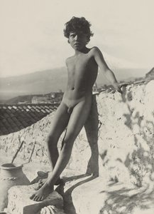 [Meztelen fiatal áll] alkotó: Baron Wilhelm von Gloeden