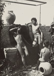 [Három fiú a kertben] alkotó: Baron Wilhelm von Gloeden