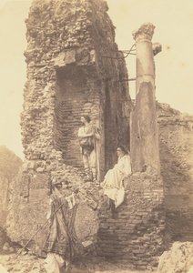 [Két jelmezes férfi romok közelében] alkotó: Baron Wilhelm von Gloeden