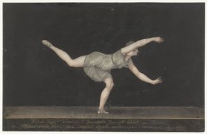 Annette Köbler táncosnő, a Pas-de-Zephir előadóművész alkotó: Bartholomeus Ziesenis