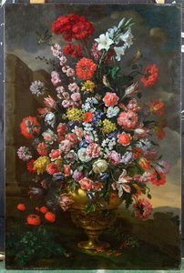 Liliomok, tulipánok, szegfűk, bazsarózsa, konvolvuli és más virágok bronz urnában madarakkal, teknősbékával és pillangókkal a tájon, 1718