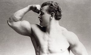 Fényképes portré a német testépítő, Eugen Sandow stúdiójában