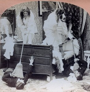 USA: gender szcéna, fiatal lányok seprűvel taszítják a látogatókat, ágy alatti rejtekek alkotó: Benjamin West Kilburn