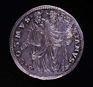Ezüst érme hátlapja, amelyen SS Cosimo és Damien áll, és egymásra néznek. Felirat: S. COSMVS S. DAMIANVS, verték 1532-1537 (előlapját lásd: 108641) alkotó: Benvenuto Cellini