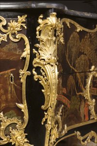 XV. Lajos komód, 1740 körül (ormolura szerelt kínai fekete, polikróm és aranyozott lakk, szerpentin, márvány és vernis)