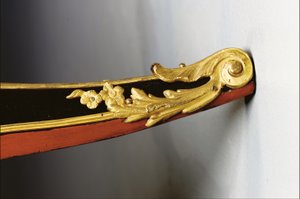 XV. Lajos komód, 1740 körül (ormolura szerelt kínai fekete, polikróm és aranyozott lakk, szerpentin, márvány és vernis)