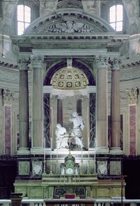 Kilátás a főoltárról, amely Szent Pál vértanúságát mutatja be (márvány) alkotó: Bernini Algardi A. and Bitonto