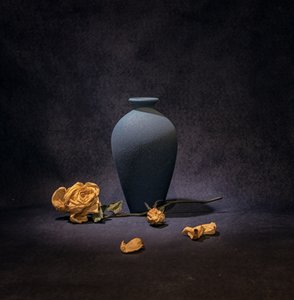 Sötétkék rózsás csendélet alkotó: Betty Liu