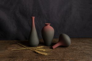 Földszínes vázák csendélet alkotó: Betty Liu