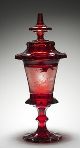 Fedett pohár, 1800-as évek közepe (rubinüveg, gravírozott díszítéssel)